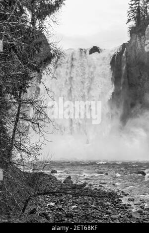 Una vista da sotto Snoqualmie Falls nello Stato di Washington. Foto Stock