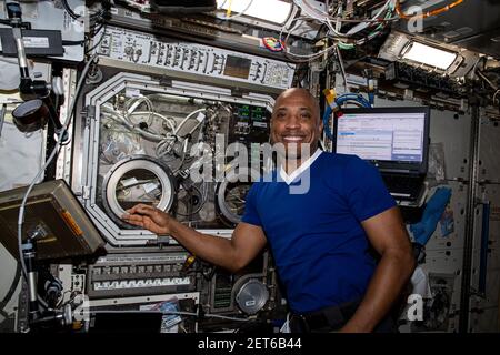 NASA Astronauta & Expedition 64 Flight Engineer Victor Glover, il modulo di laboratorio del destino degli Stati Uniti di ISS. 2-16-2021 di NASA/DPA Foto Stock