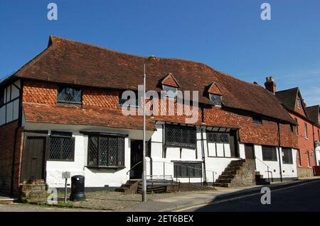 L'edificio con travi a vista di tudor, che ora ospita Biblioteca pubblica nella città mercato di Midhurst in ovest Sussex Foto Stock