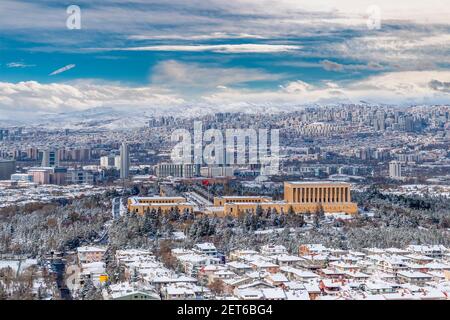 Vista panoramica di Ankara con Anitkabir in inverno. Foto Stock