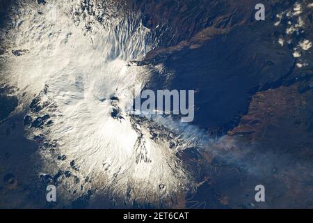 Etna con una pennacchio di fumo, costa orientale della Sicilia, Italia, 3 febbraio 2021, da ISS, Di NASA/DPA Foto Stock