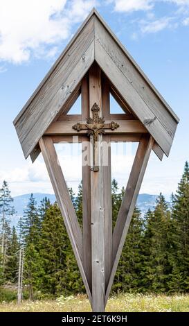 crocifisso in metallo e legno all'aperto in montagna. Foto Stock