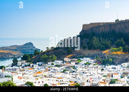 Bellissimo paesaggio della città vecchia di Lindos sull'isola di Rodi, Grecia Foto Stock