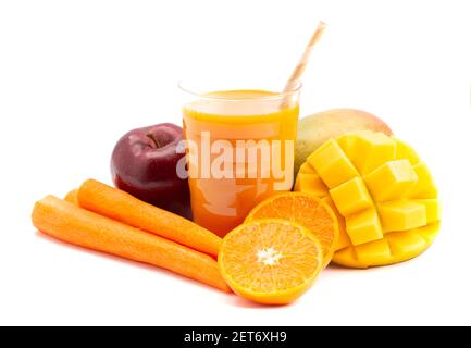 Mango di carota arancione sano e Smoothie della mela isolato su un Sfondo bianco Foto Stock