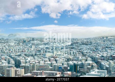 Ankara, Turchia - Febbraio 16 2021: Vista aerea di Ankara con la Moschea di Kocatepe in inverno Foto Stock