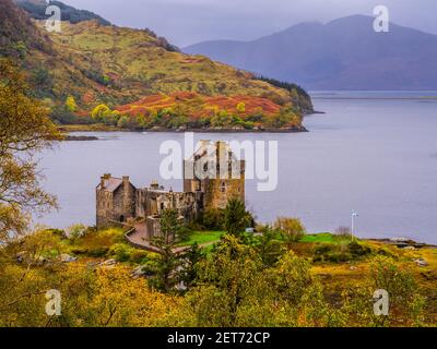 Il Castello di Eilean Donan si trova a circa 1 km dal villaggio di Dornie sulla costa occidentale della Scozia, in avvicinamento all'Isola di Skye. Foto Stock