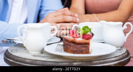 Bere caffè. Felice coppia romantica seduta in un caffè bere caffè. Una giovane coppia beve cappuccino al bar caffetteria. Accoppia con il caffè Foto Stock