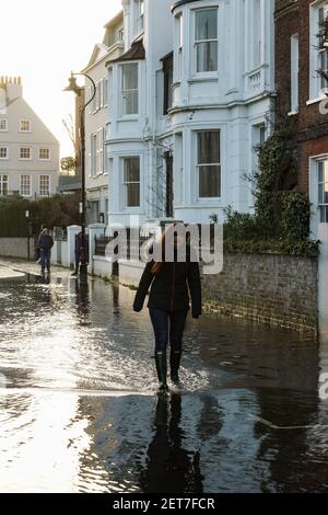 Londra, Regno Unito. 01 Marzo 2021. High Tide copre Upper Mall, Hammersmith. Le maree eccezionalmente alte sul Tamigi oggi hanno coperto la strada a Upper Mall, Hammersmith. Adulti, bambini, piccoli cani e ciclisti si divertono in acqua. Credit: Peter Hogan/Alamy Live News Foto Stock