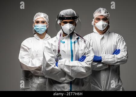 i medici si guardano a voi indossare il abito di isolamento o tute protettive e maschere chirurgiche viso nella zona di controllo per prevenire la diffusione del coronavirus. Foto Stock