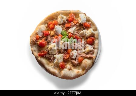 pizza con filetto di tonno, mozzarella e pomodori ciliegini e foglie di basilico. Vista dall'alto isolata in bianco Foto Stock