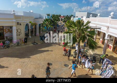 Cayo Santa Maria, Cuba, 2016 febbraio - i turisti che girano per la strada di la Estrella il mercato turistico dell'isola Foto Stock