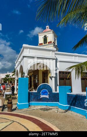 Cayo, Santa Maria, Cuba, febbraio 2016 - bella architettura ispanica e torre che ospita alcuni negozi di souvenir turistico dell'isola Foto Stock