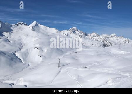 Paesaggio invernale della stazione sciistica di la Thuile nelle Alpi, vista sul Monte Bianco. Col du Petit Saint Bernard. Foto Stock