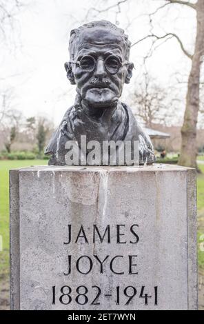 James Joyce busto. Scolpito da Marjorie Fitzgibbon. St Stephen Green, Dublino, Irlanda Foto Stock