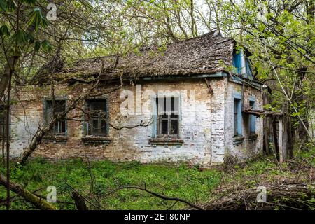 Villaggio abbandonato a Chernobyl, Ucraina in una giornata estiva Foto Stock