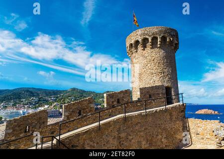 Spiaggia di Tossa de Mar e fortezza in un bellissimo giorno di estate in Costa Brava Catalogna Foto Stock