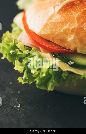 Sandwich con prosciutto, formaggio, verdure e lattuga, guardaroba fast food Foto Stock