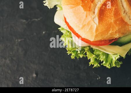 Sandwich con prosciutto, formaggio, verdure e lattuga, guardaroba fast food Foto Stock