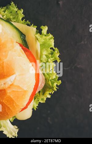 Sandwich con prosciutto, formaggio, verdure e lattuga, guardaroba fast food Foto Stock