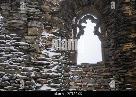 Splendido e misterioso castello medievale - destinazione turistica, storico concetto di punto di riferimento del turismo Foto Stock