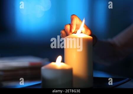 Candela di illuminazione con un accendisigari. Accendino a mano con fiamma  Foto stock - Alamy