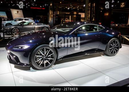 L'auto di lusso Aston Martin Vantage al Salone dell'Autosalon di Bruxelles. Belgio - 18 gennaio 2019. Foto Stock