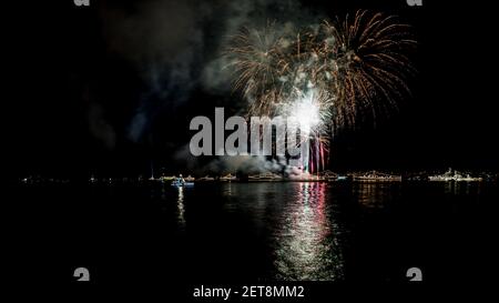 Sevastopol, Crimea - 9 maggio 2015: Saluto i 70 anni della vittoria nella seconda guerra mondiale, sullo sfondo delle navi militari russe nella baia di Foto Stock