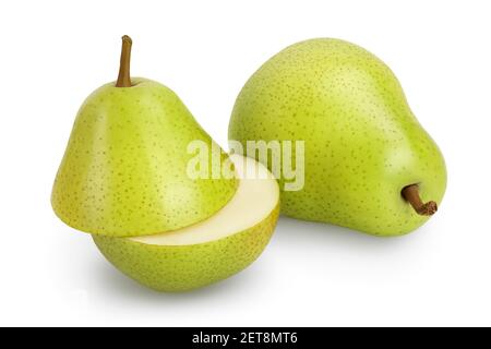 Pera verde frutta con mezzo isolato su sfondo bianco con tracciato di ritaglio e profondità di campo completa Foto Stock