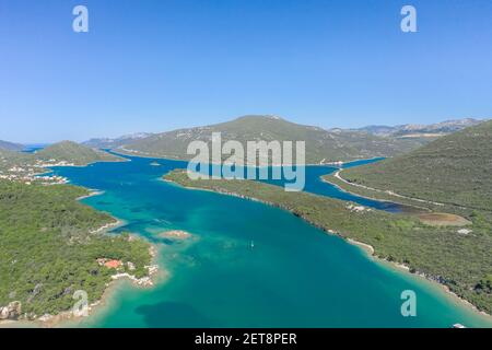 Drone aereo scatto di Mali Ston montagne dal mare in Croazia mattina d'estate Foto Stock