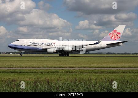 China Airlines Boeing 747-400 con registrazione B-18206 al volo di decollo sulla pista 36L (Polderbaan) dell'aeroporto di Amsterdam Schiphol. Foto Stock