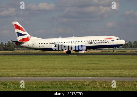 British Airways Boeing 737-400 con registrazione G-DOCL è appena atterrato sulla pista 18R (Polderbaan) dell'aeroporto di Amsterdam Schiphol. Foto Stock