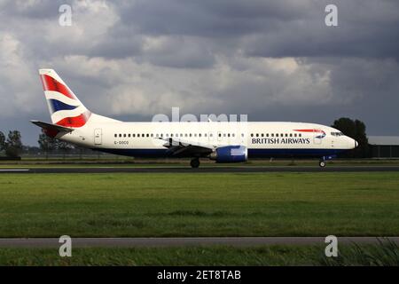 British Airways Boeing 737-400 con registrazione G-DOCO è appena atterrato sulla pista 18R (Polderbaan) dell'aeroporto Schiphol di Amsterdam. Foto Stock