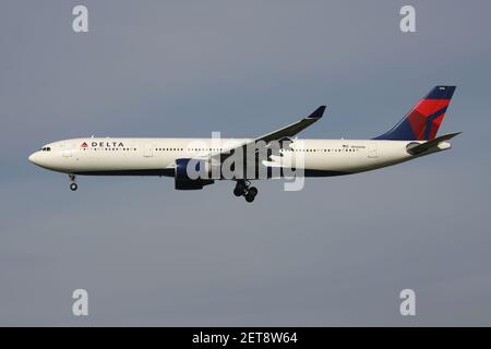 Delta Air Lines Airbus A330-300 con registrazione N816NW in finale per l'aeroporto di Amsterdam Schiphol. Foto Stock