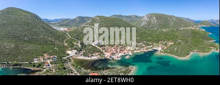 Panorama aereo drone scatto di Mali Ston con le mura della città Di Ston a Ragusa vicino Dubrovnik in Croazia estate Foto Stock