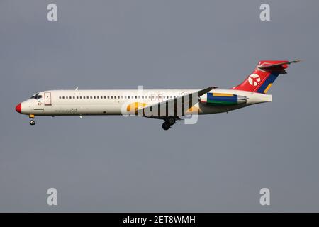 Trasporto aereo danese McDonnell Douglas MD-87 con registrazione OY-JRU in finale per l'aeroporto di Amsterdam Schiphol. Foto Stock