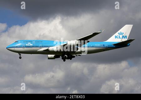 Olandese KLM Boeing 747-400 con iscrizione PH-BFV in finale per l'aeroporto Schiphol di Amsterdam. Foto Stock