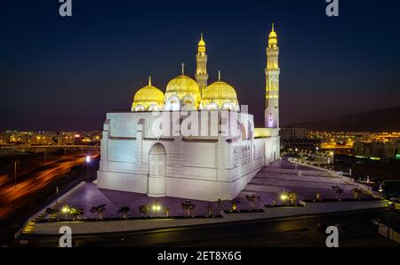 Vista notturna della moschea di Muhammad al-Amin a Mascate, Oman Foto Stock