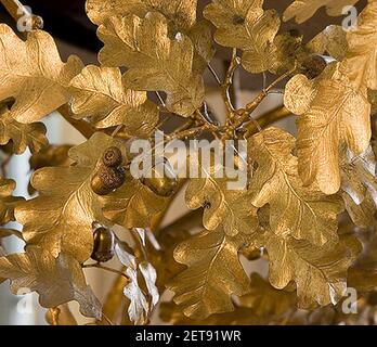 Orologio a pavone. Ramo di quercia. Foto Stock