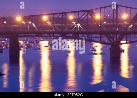 Alexandra Bridge e Barche sul fiume Ottawa di notte, Ottawa, Ontario, Canada Foto Stock