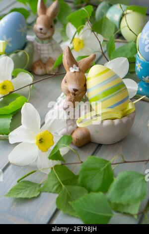 Decorazione di Pasqua con coniglio, fiori di primavera e uova. Immagine verticale Foto Stock