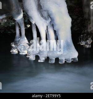 sculture di ghiaccio sul lato del fiume Foto Stock