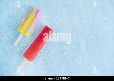 Due gelati su un bastone con posto per il testo. Gelato yummy. Dolci per bambini Foto Stock