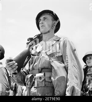 Arruoled Men Learning Close Order Drill, Air Service Command, Daniel Field, Georgia, USA, Jack Delano, US Office of War Information, luglio 1943 Foto Stock
