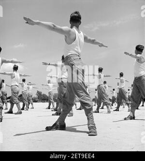 Gli uomini arruolati che attraversano la routine Calistenica, Air Service Command, Daniel Field, Georgia, USA, Jack Delano, US Office of War Information, luglio 1943 Foto Stock