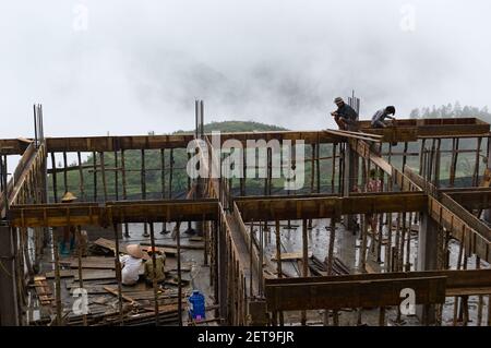 Ottobre, 2015 - SA Pa, Vietnam: Persone asiatiche che lavorano sul cantiere di costruzione su ponteggi di bambù. Foto Stock