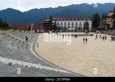 Ottobre, 2015 - SA Pa, Vietnam: Punto di ritrovo centrale della piazza della città nel centro della città chiamato anche Quang Truong Square Foto Stock