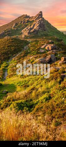 Panorama verticale delle Ramshaw Rocks vicino alla formazione di Roaches Rock, Peak District, Staffordshire, Inghilterra al tramonto. Foto Stock