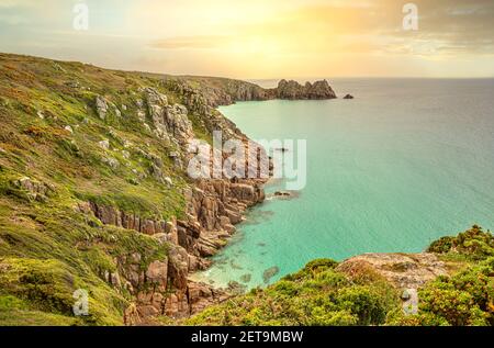 Costa vicino Porthcurno al tramonto, Cornovaglia, Inghilterra, Regno Unito Foto Stock