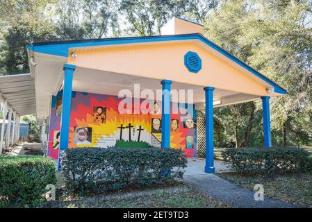 Chiesa spagnola, Iglesia Hispana de Alachua, risiede in una casa convertita su una strada laterale in una piccola, città della Florida del Nord. Foto Stock