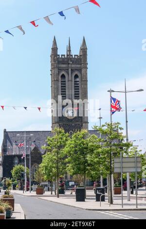Chiesa d'Irlanda chiesa parrocchiale a Portadown Irlanda del Nord in caldo giorno d'estate durante la stagione di marching. St Mark's Portadown nel mese di luglio. Foto Stock